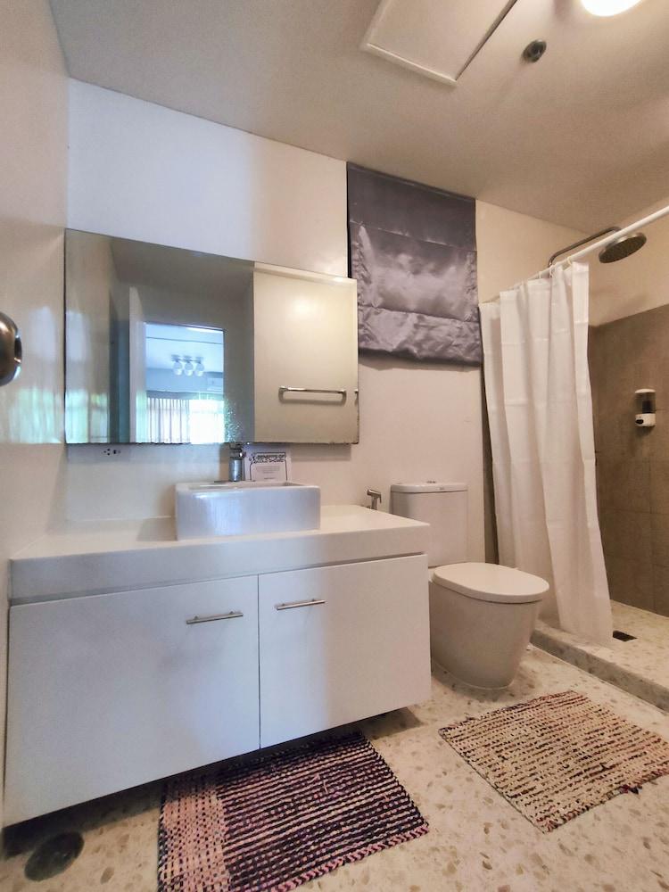 Dr Calayan's 2BR Condo at Pico De Loro