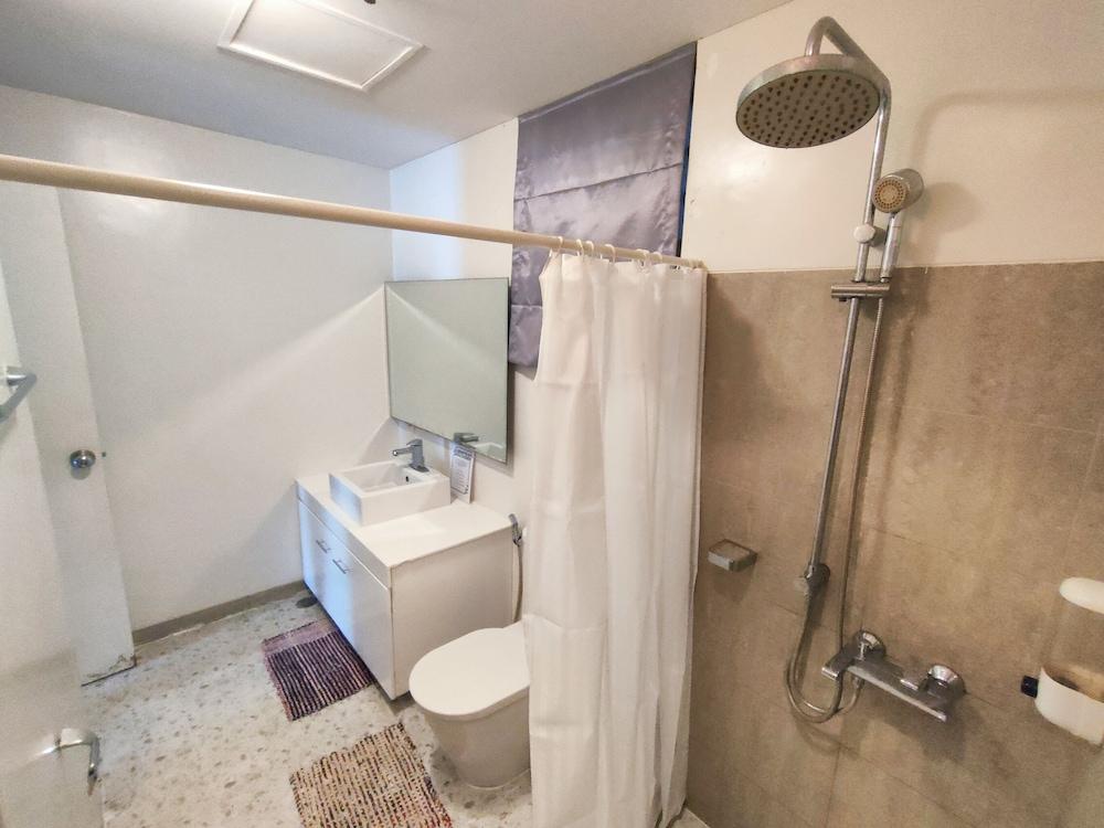 Dr Calayan's 2BR Condo at Pico De Loro