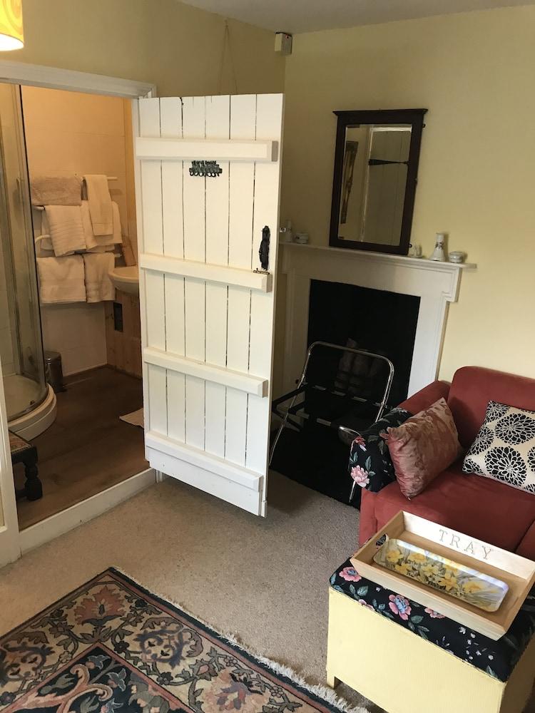 Lower Buckton Country House - Sleeps 12