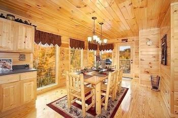 5 O' Clock Somewhere 3 Bedroom Cabin by RedAwning