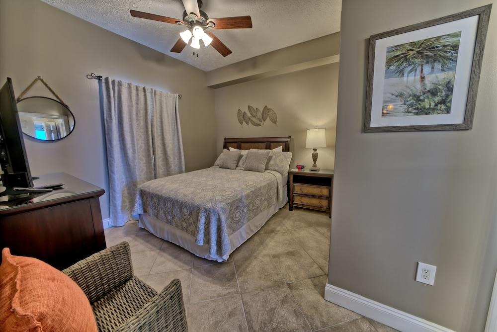 Luxurious High-Rise Condo with Spacious Balcony Facing the Ocean - Unit 1805 by RedAwning