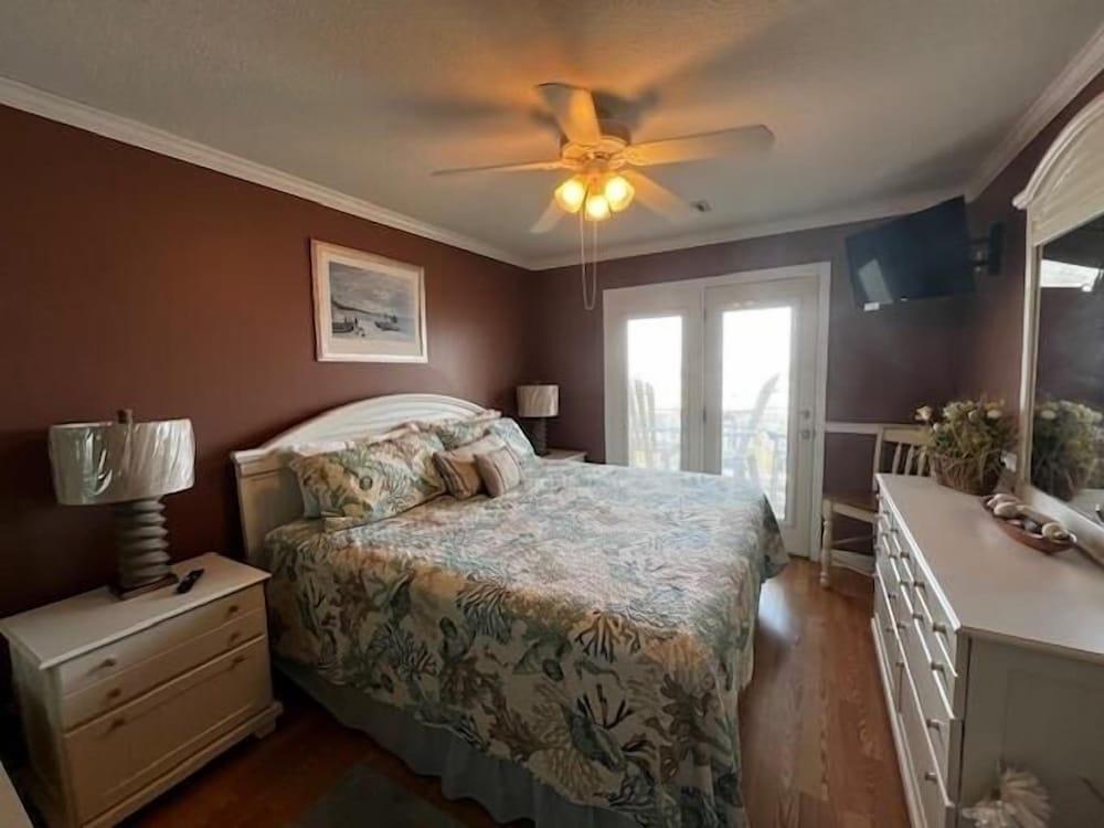 Boston Commons 101 3 Bedroom Condo by RedAwning