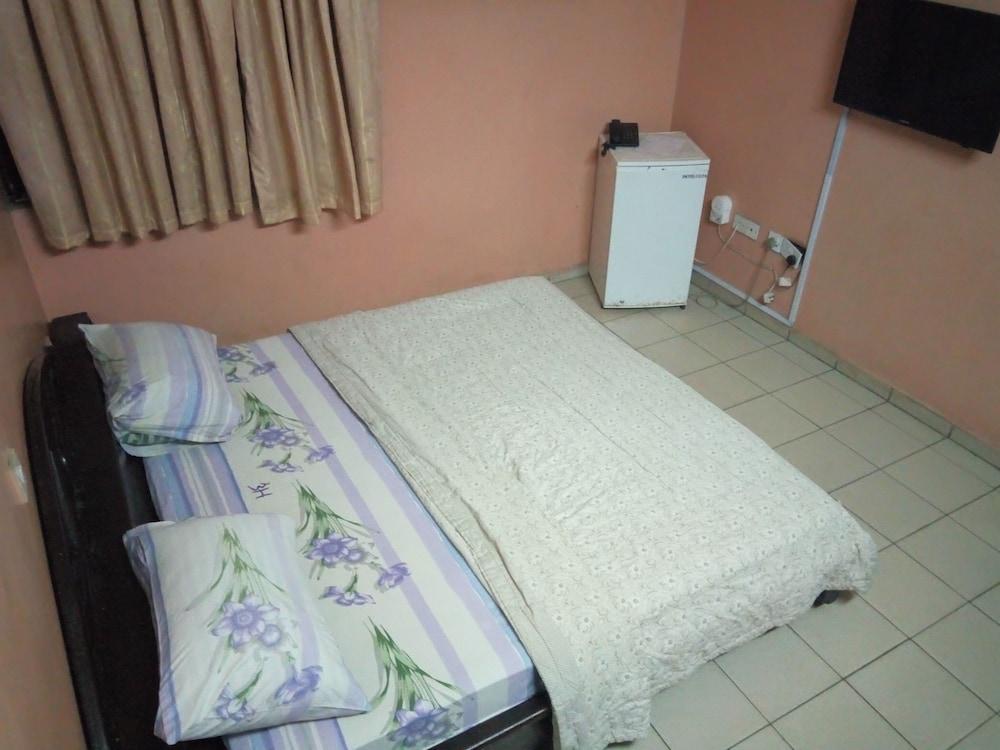 Hail Henrietta Hotel