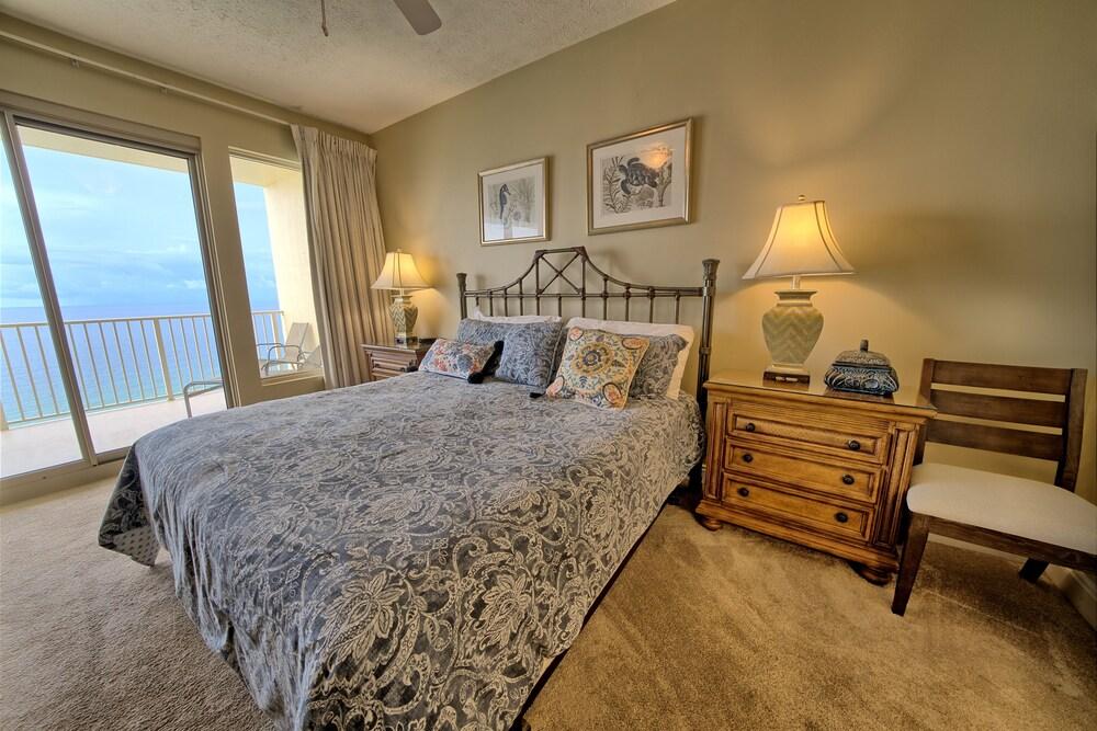 Luxurious High-Rise Condo with Direct Beach Access & Beachside Pool - Unit 2105 by RedAwning