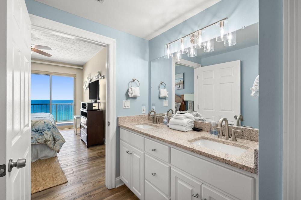 Beautiful Condo with Spacious Balcony to Enjoy Fascinating Ocean View - Unit 1002 by RedAwning