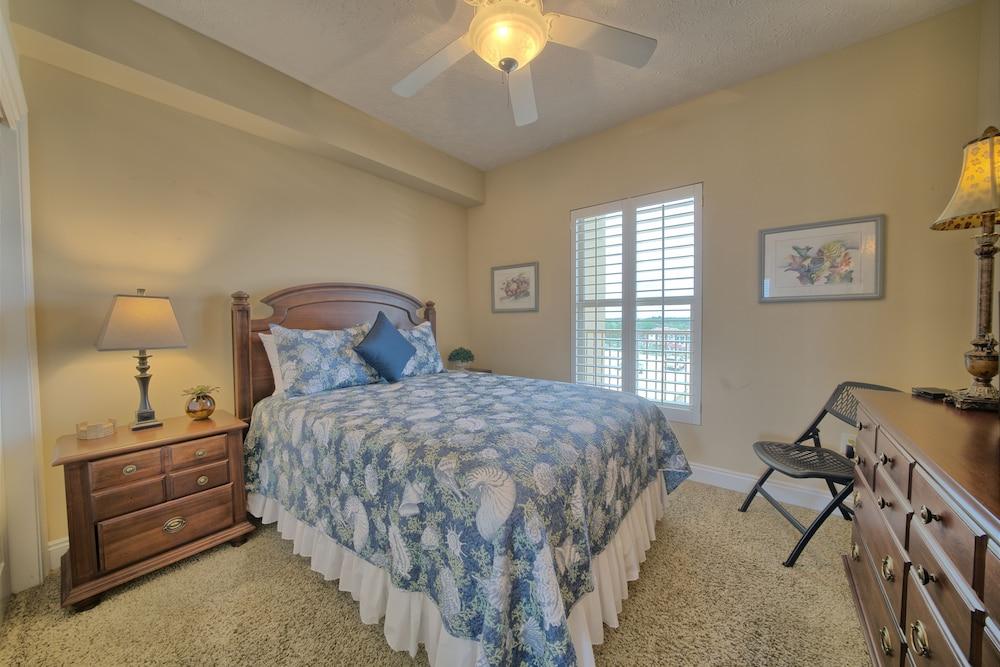 Fascinating Condo with Direct Beach Access - Unit 0703 by RedAwning