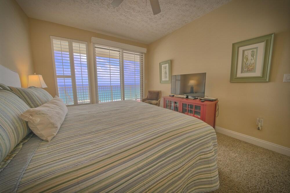 Fascinating Condo with Direct Beach Access - Unit 0703 by RedAwning