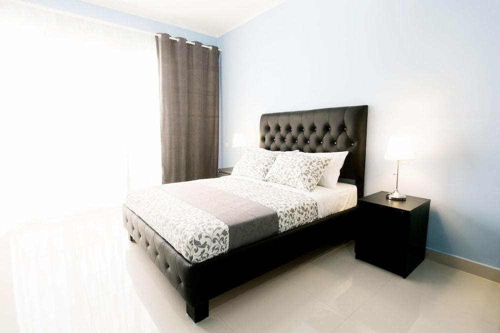 Ducassi Suites Rooftop Pool Beach Club & Spa