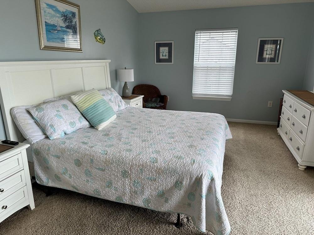 Pierview 5 Bedroom Home by RedAwning