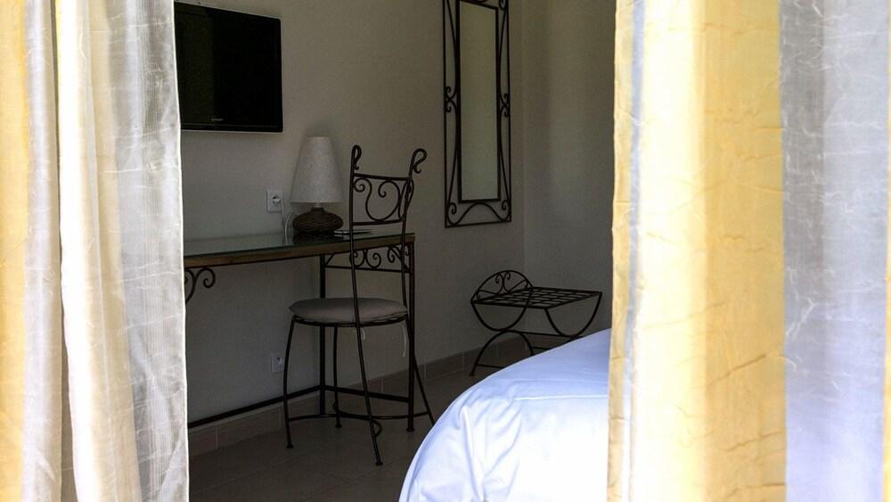 Hotel De La Pyramide