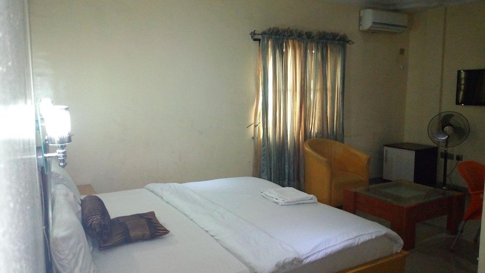 D'Czars Hotel & Suites