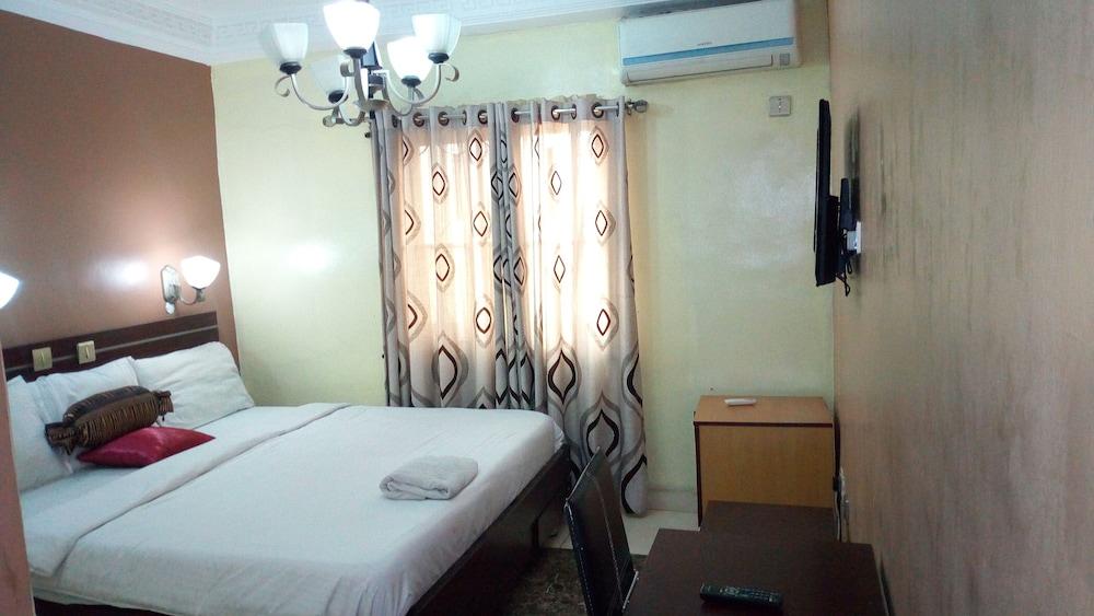 D'Czars Hotel & Suites