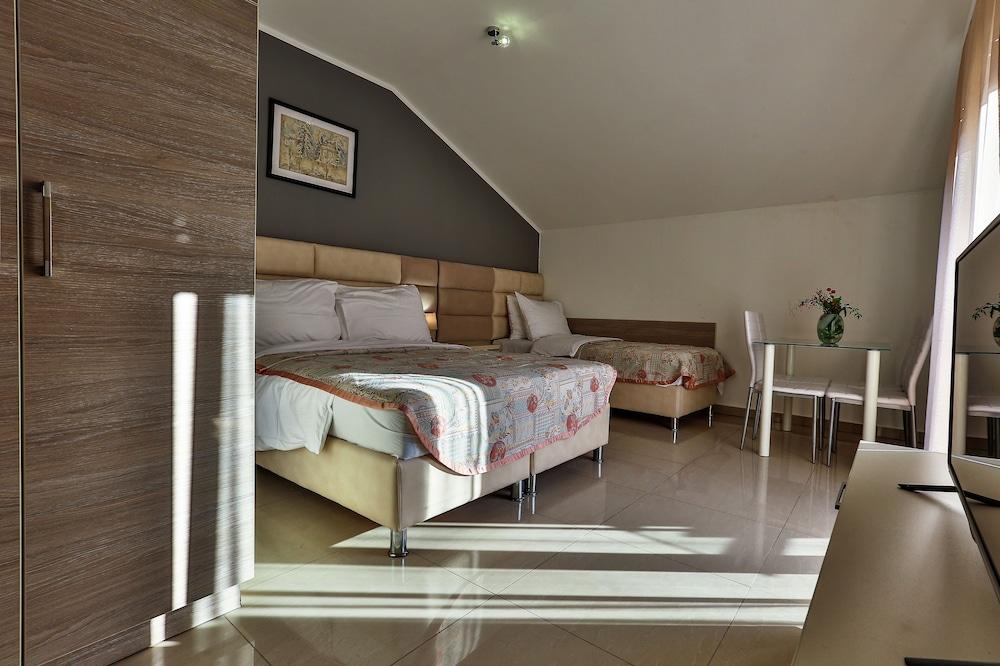 Villa Velzon Guesthouse