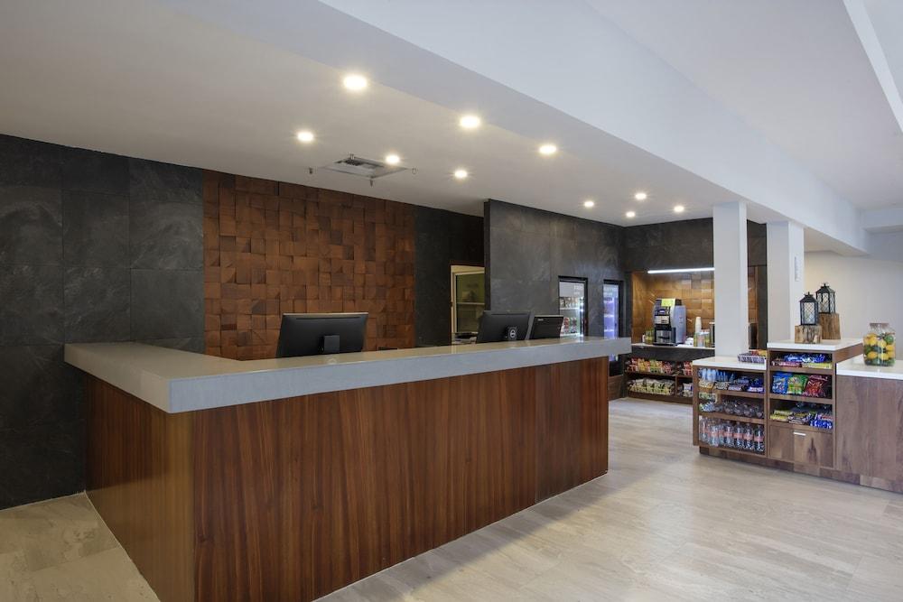 Krystal Urban Monterrey San Jerónimo