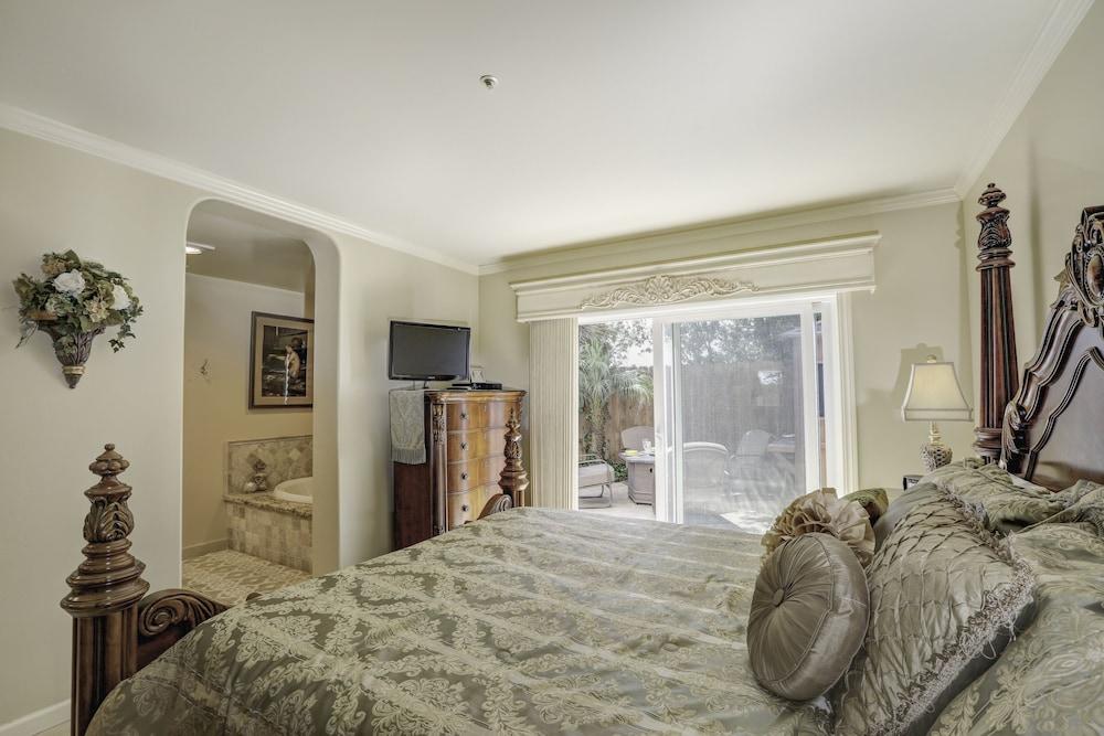 150 Ocean View 2 Bedroom Condo by Redawning