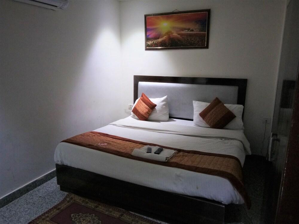 Hotel The Paramont, Delhi