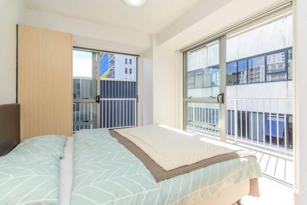 Modern 2 Bedroom Apartment in the CBD