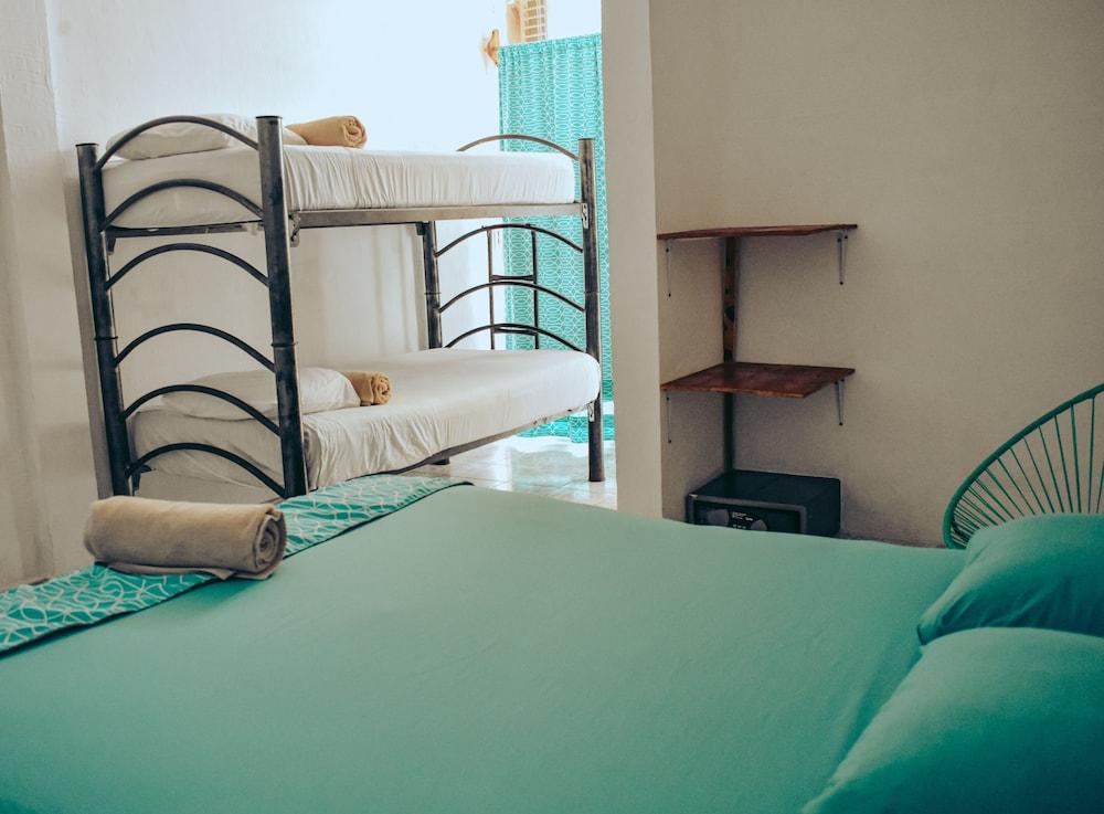 Les trois singes - Party and Friendly Hostel