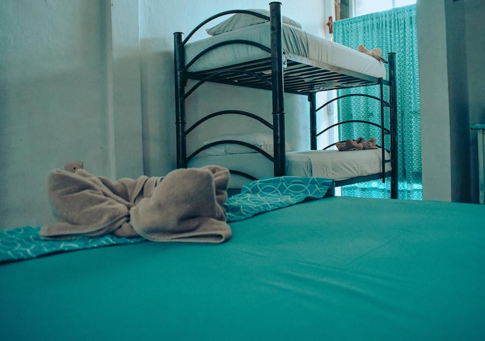 Les trois singes - Party and Friendly Hostel