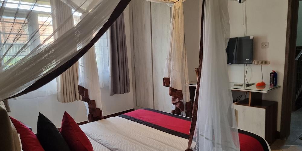 Saffron Beach Bistro & Cottages