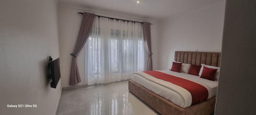 Saffron Beach Bistro & Cottages