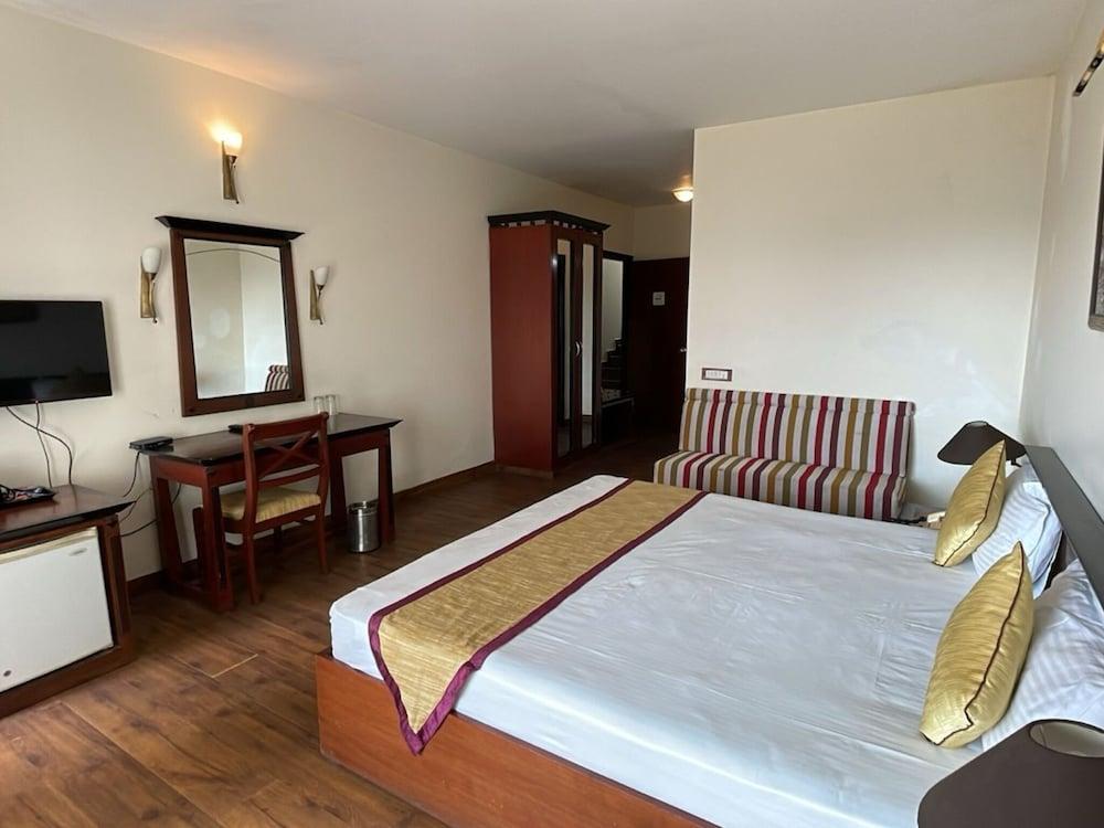 8fold-Pinecrest By LaRiSa, Bhimtal