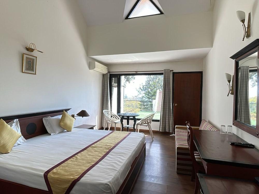 8fold-Pinecrest By LaRiSa, Bhimtal