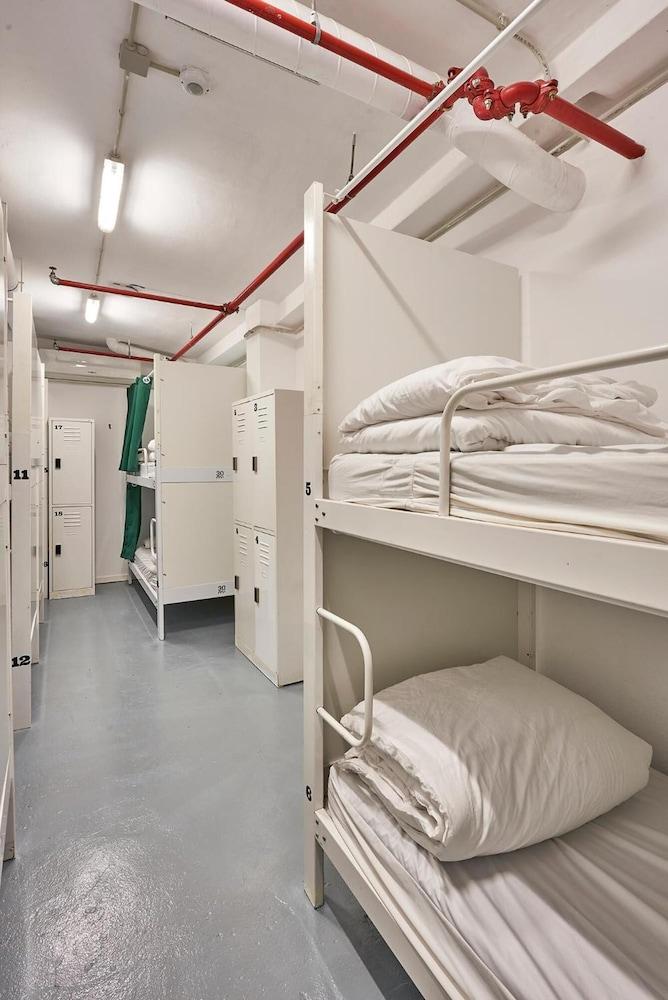 Hola Hostal Collblanc - Hostel