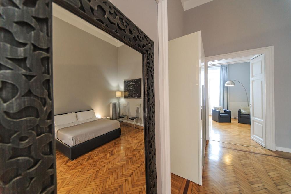 SpaccaNapoli Comfort Suites