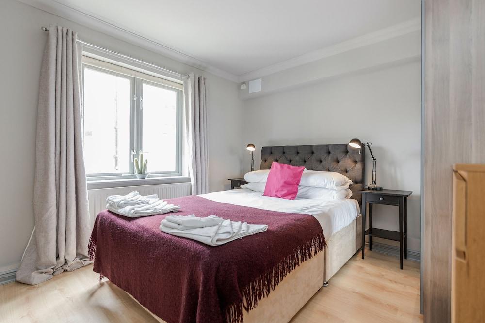 Hoxton 2 Bed Apartment by BaseToGo