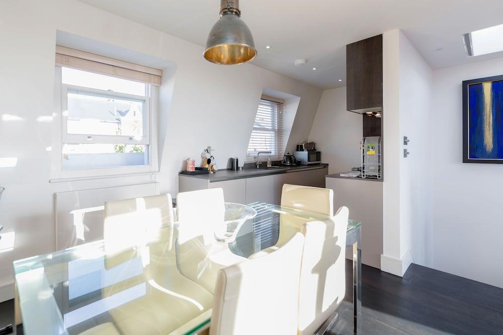 Olympia 2 Bed Duplex by BaseToGo