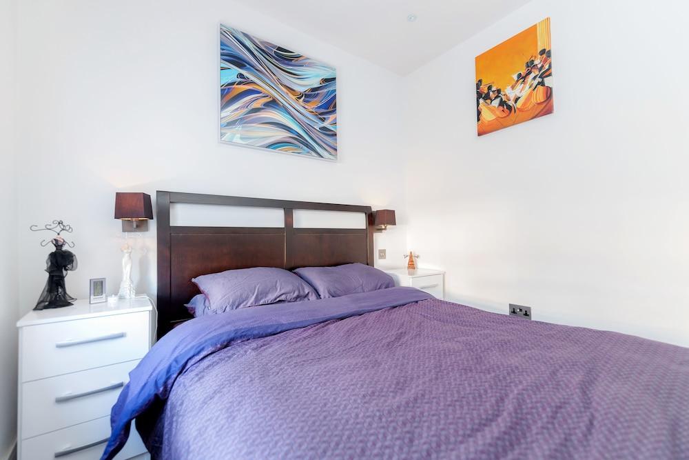 Olympia 2 Bed Duplex by BaseToGo