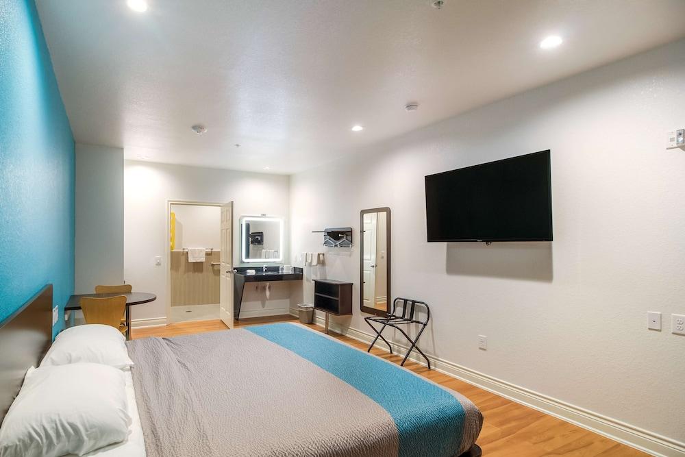 Motel 6 Houston, TX - North