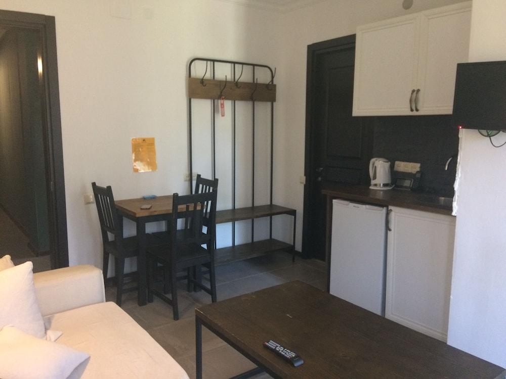 Mgzavrebi Gonio Aparthotel