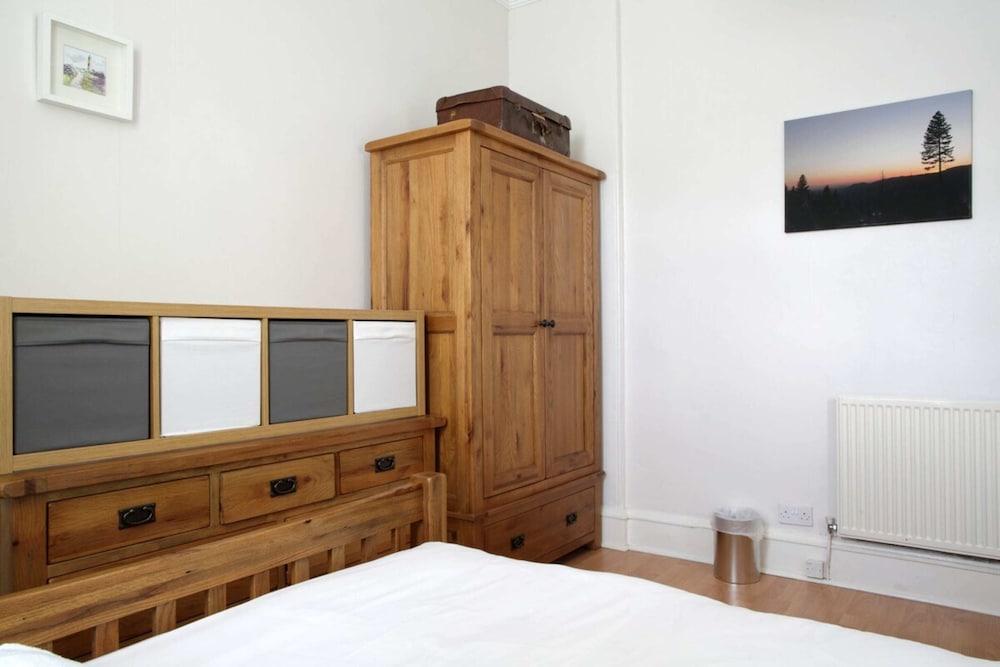 Central and Spacious 2 Bedroom Flat With Garden