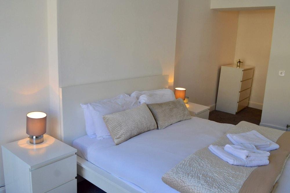 Spacious 3 Bedroom Flat in the City Centre