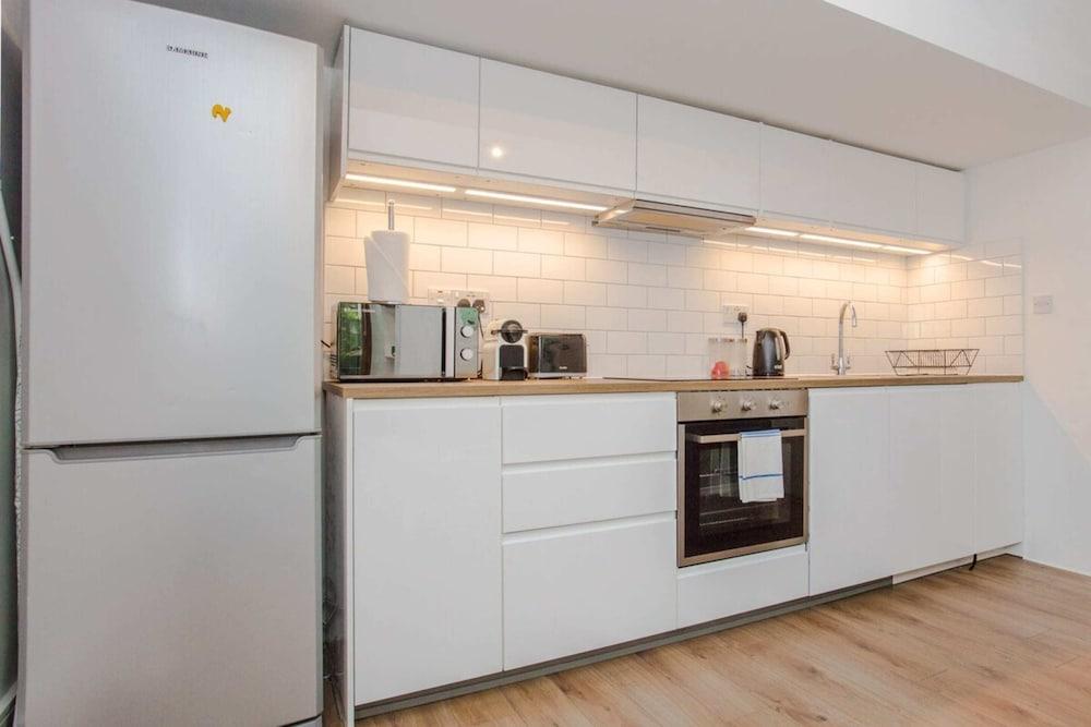 Mountgrove Road Spacious 2 Bedroom Flat