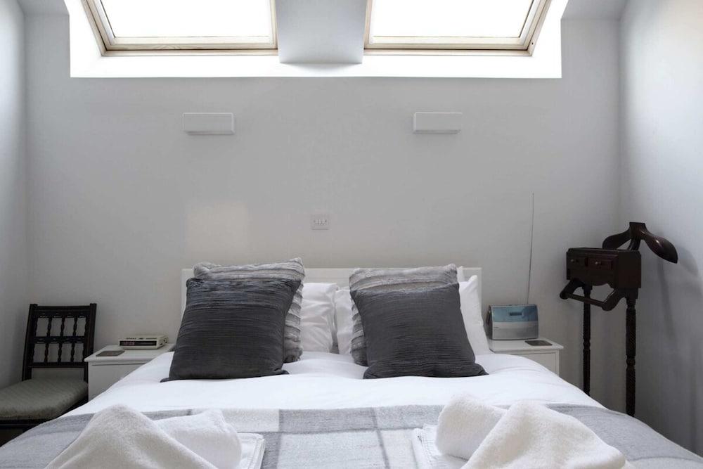 Quiet Ground Floor Mews Flat and Parking