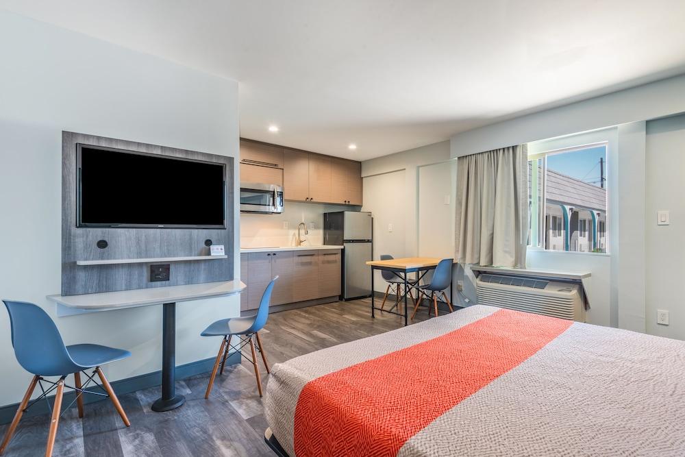 Solo Motel - Broadway