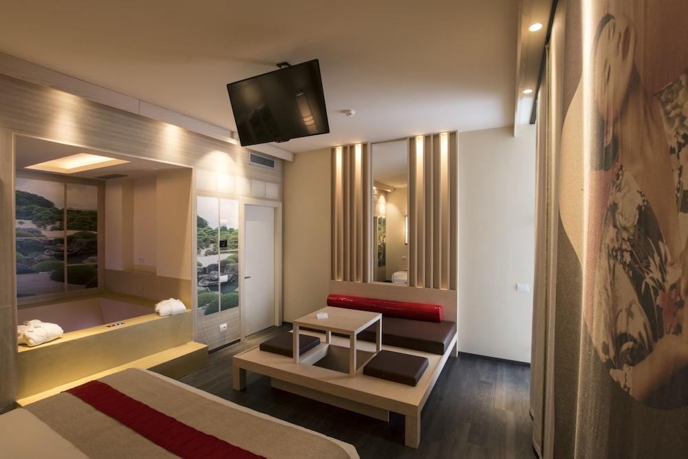 Emotional Grand Motel