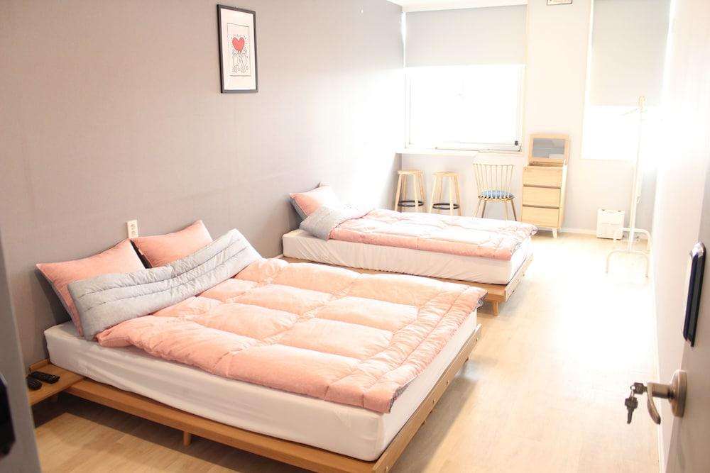 The Blue Guesthouse - Hostel