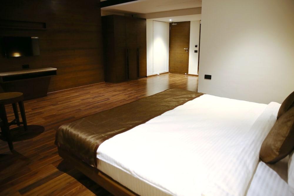 Five Petals Hotel & Banquets