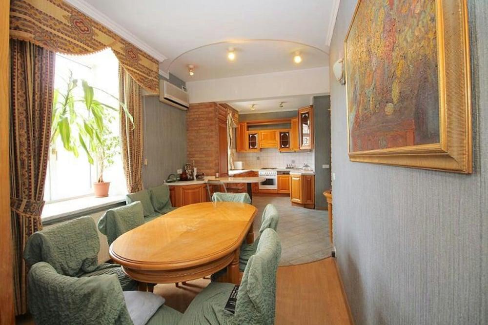 Lakshmi Apartment Universitet