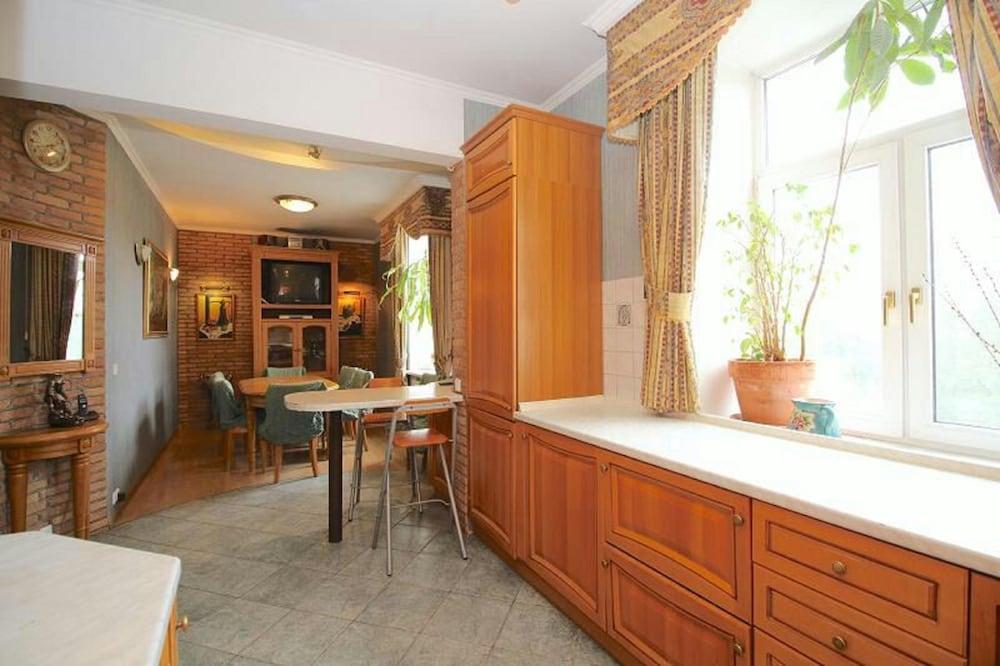 Lakshmi Apartment Universitet