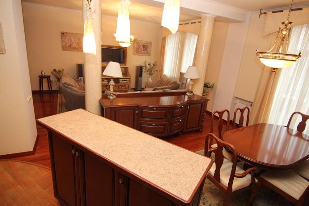 Lakshmi Apartment Red Square