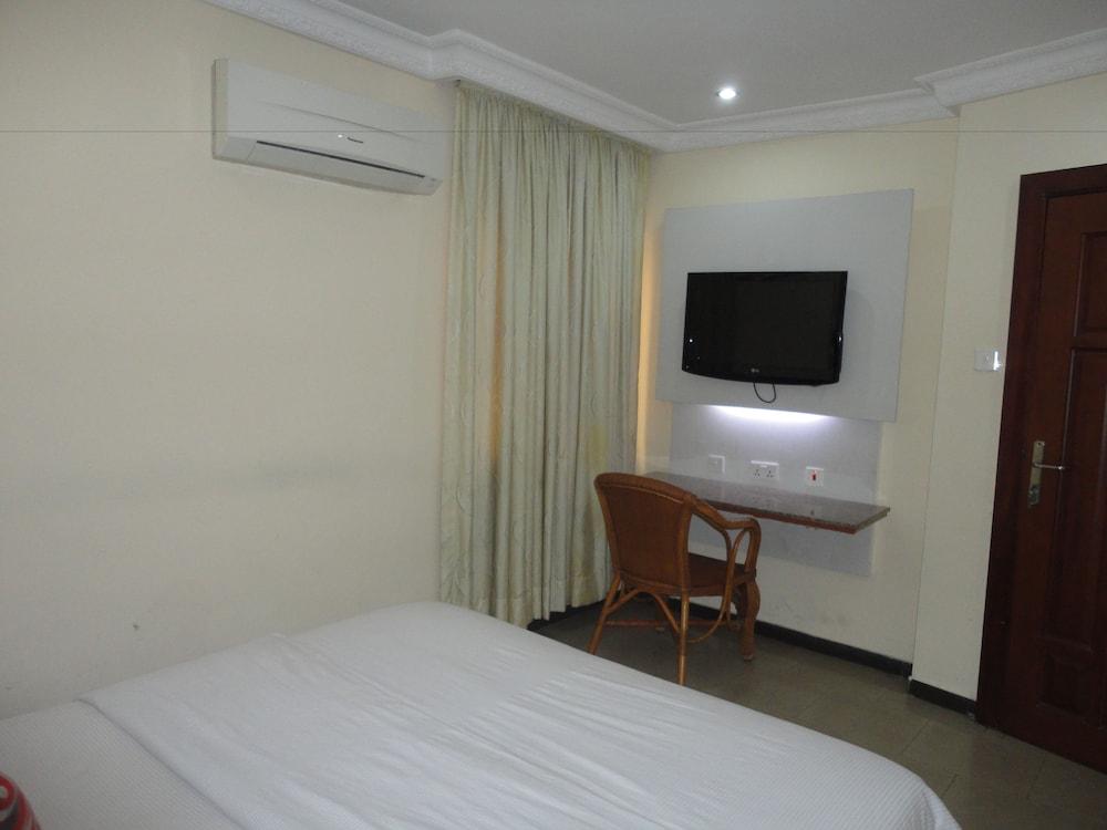 SDM Tavern and Suites