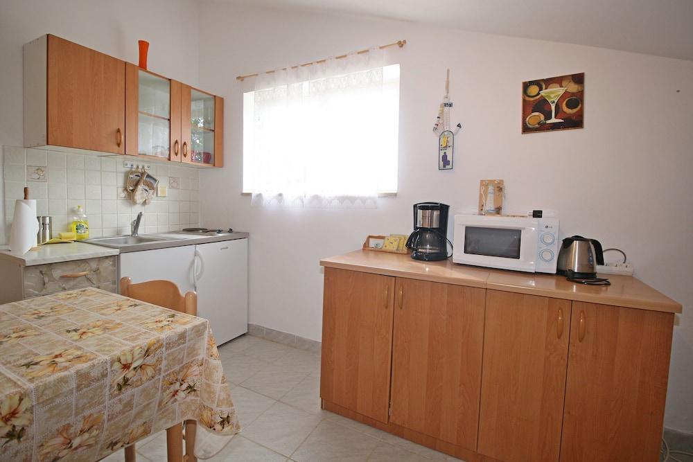 Apartments and rooms Eugenia