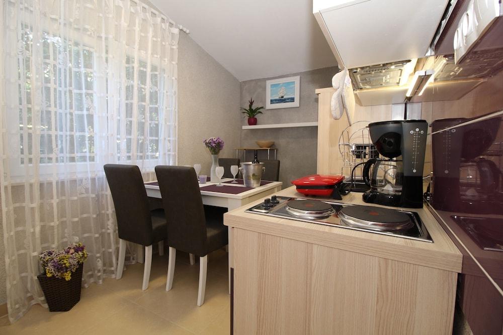 Apartments and rooms Eugenia