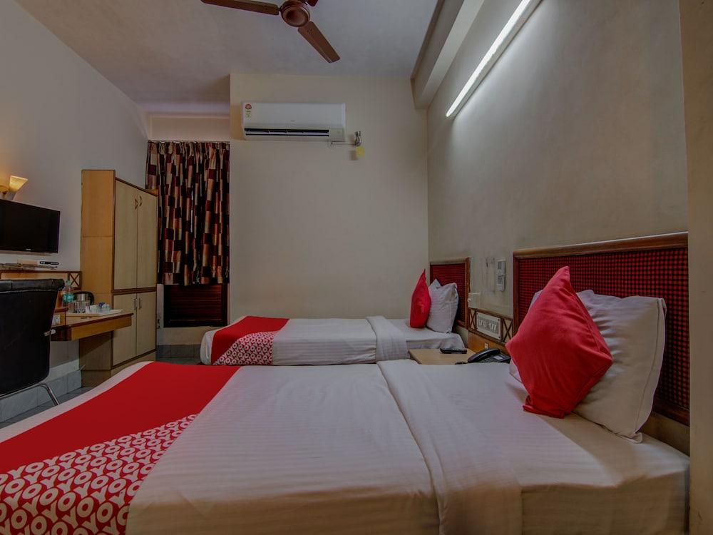 OYO 14670 Saaket Residency