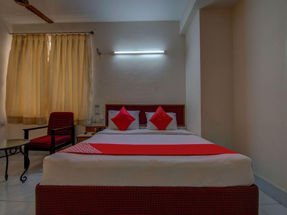 OYO 14670 Saaket Residency